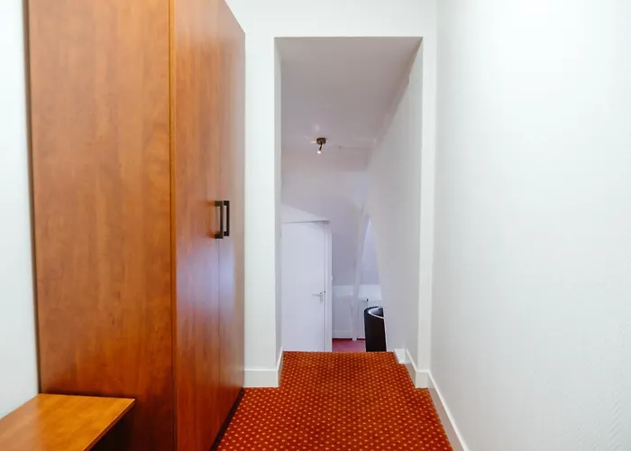 Ambassador Centre Hotel 3*